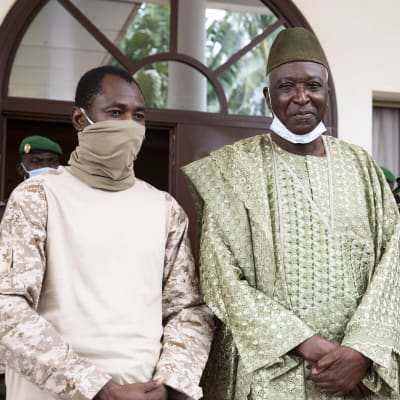 Assimi Goita, Bah Ndaw ja kenraali Malick Diaw poseerasivat kameralle syyskuussa.