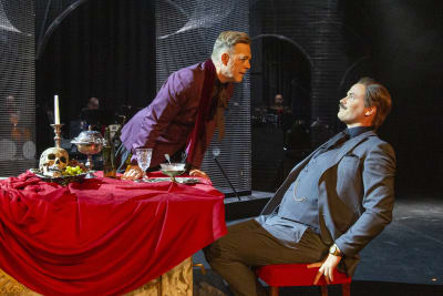 Scen ur Åbo Svenska Teaters föreställning Dracula. Riko Eklundh som Dracula vid middagsbord.