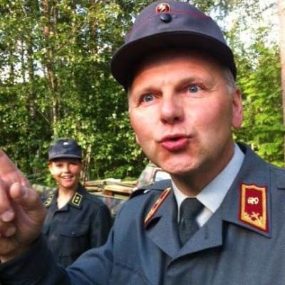 Jari Leppä esiintyi kesällä 2012 kenraalin roolissa Vääpeli Körmy-näytelmässä.