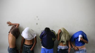 Misstänkta gängmedlemmar i El Salvador i juli 2015.