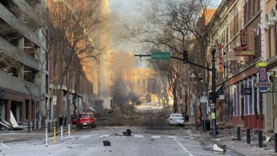 Bråte på en gata i Nashville efter en explosion.