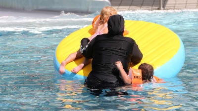 Muslimsk kvinna i burkini. Utebad i Erfurt 21.7.2019.