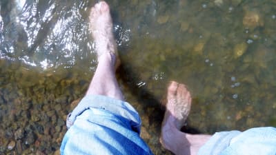 Fötter i havsvatten.