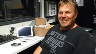 Johnny Södergård i projektorummet i biobio i Närpes