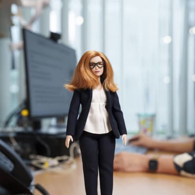 Oxfordin yliopiston rokotetutkimusryhmän johtaja Sarah Gilbertistä tehtiin Barbie-nukke