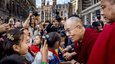 Dalai lama träffar barn i Amsterdam.