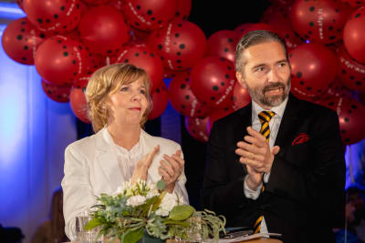 Anna-Maja Henriksson och Fredrik Guseff följer rösträkningen på SFP:s valvaka.
