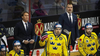 Tre Kronors avbytarbänk blickar mot spelet.