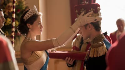 Claire Foy i rollen som Elizabeth II och Matt Smith som Prins Philip i Netflix-serien The Crown