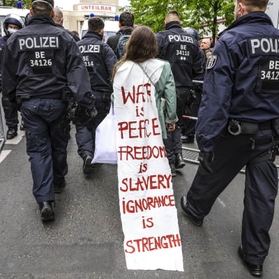 Demonstration i protest mot restriktioner. Berlin 25.4.2020