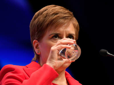 Nicola Sturgeon dricker vatten ur ett glas.