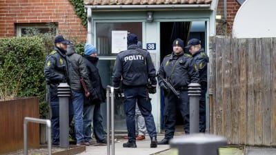 Den danska polisen genomsöker en lägenhet i Nørrebro efter terrordådet i Köpenhamn.