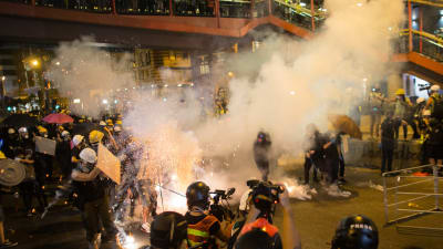 Polis och demonstranter drabbade samman i Hongkong och polisen avfyrade tårgas och gummikulor.