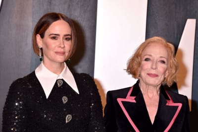 Sarah Paulson och Holland Taylor står bredvid varandra och tittar mot kameran och ler.
