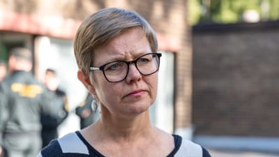 Inrikesminister Krista Mikkonen ser bekymrad ut.