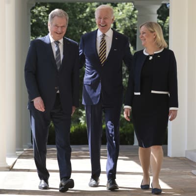 President Sauli Niinistö, president Joe Biden och statsminister Magdalena Andersson vid Vita huset i Washington efter samtal om bland annat försvarsalliansen Nato.