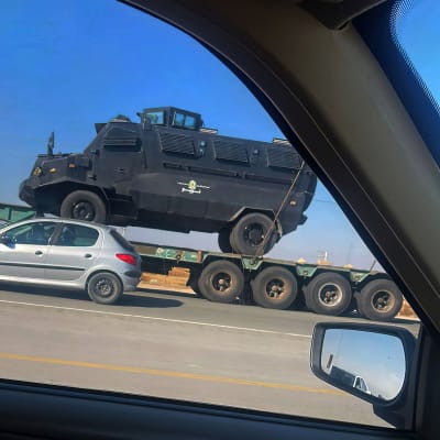 Stridsvagn på ett lastbilsflak i Iran.