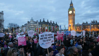 Demonstranter utanför Westminsterpalatset på måndag kväll under parlamentssessionen. De kräver att EU-medborgare ska få stanna kvar i Storbritannien. 13.3.2017