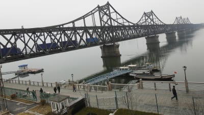Nordkoreas viktigaste länk till omvärlden går via vänskapsbron över gränsfloden Yalu som ligger mellan den kinesiska staden Dandong och Sinuiju i Nordkorea