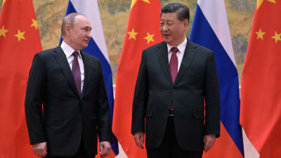 Vladimir Putin ja Xi Jinping poseeraavat