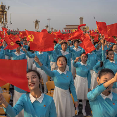 Kommunistisen puolueen satavuotisjuhliin osallistuivat harjoittelivat ennen h-hetkeä Pekingissä.