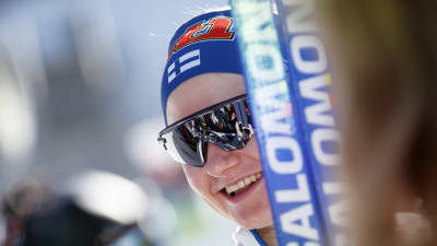 Johanna Matintalo ler bakom sina skidor.