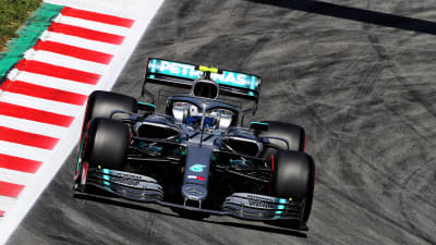 Valtteri Bottas kör sin Mercedes i Barcelona