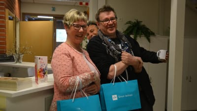 Fredagssnackare Lea Adolfsson och Kennet Lindholm 15.4.2016. Yle Västnylands chef Patrik Rosström spexar i bakgrunden.