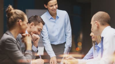 Fem personer som har möte på ett kontor 