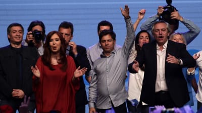 Vicepresidenten Cristina Fernandez de Kirchner till vänster i röd klänning. Argentinas nye president Alberton Fernández till höger i svart kavaj. 