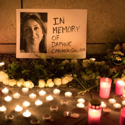 Tända ljus och en bild på den mördade maltesiska journalisten Daphne Caruana Galizia.