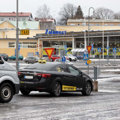 Företaget Lähitaksis taxibil.