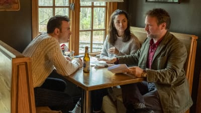 Inspelningsbild från Knives Out. Chris Evans, Ana de Armas sitter vid ett cafébord och regissören Rian Johnson ger dem instruktioner för nästa scen.