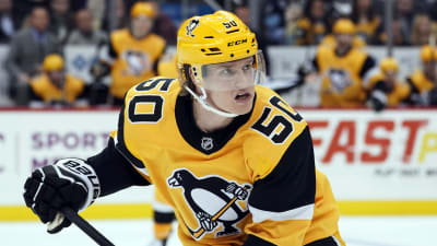 Juuso Riikola spelar ishockey för NHL-laget Pittsburgh Penguins.