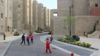 Små barn leker i staden Rawabi på Västbanken.