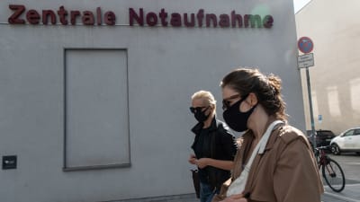Navalnyjs hustru Julia anländer till Charite-sjukhuset i Berlin