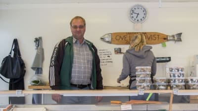 Ove Lindqvist säljer fisk på torget i Ekenäs och Karis.