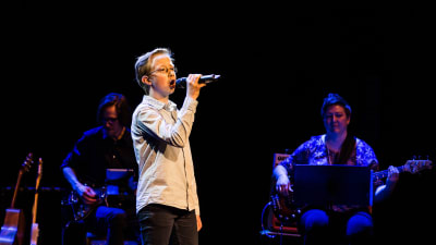 Felix Östman sjunger