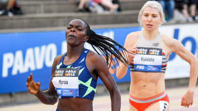 Sara Kuivisto skuggar Mary Moraa i kurvan före upploppet.