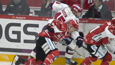 Erik Riska tacklar Micke-Max Åsten.