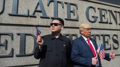 Kim Jong-un-  och Donald Trump-imitatörer poserar för turister utanför USA:s generalkonsulat i Hongkong 25.1.2017