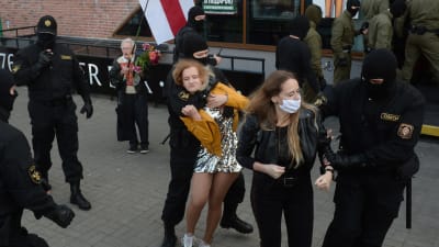 Polisen griper demonstrerande kvinnor i Minsk 19.9.2020