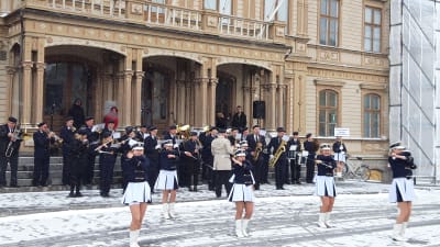 Musikkår och drillflickor i Jakobstad.