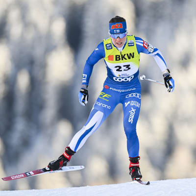 Krista Pärmäkoski hiihtää Davosin sprintissä 2022.