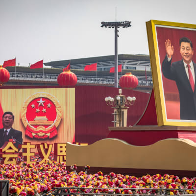 Kiiinan 70-vuotis juhlapäivä 1. lokakuuta 2019. Presidentti Xi Jinpingin kuvia ja väkijoukkoa taivaallisen rauhan aukiolla