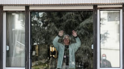 Nainen juhlii etänä Istanbulissa kansallisen riippumattomuuden ja lasten päivää. Sitä vietettiin Turkissa torstaina.