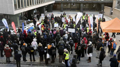 Universitetsanställa i Helsingfors demonstrerar