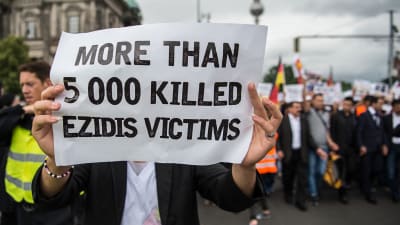 Demonstration i Tyskland till minne av terrorgruppen IS:s  folkmord på jezidierna i Irak 2014. 