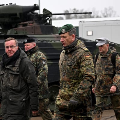 Tysklands försvarsminister med officerare i tyska armén under et besök vid en bas i Münster. Pansarskyttefordonet Marder i bakgrunden.