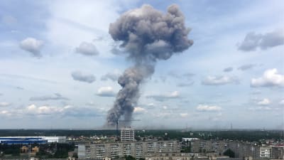 Rökmolnet låg högt över fabriken Kristall i Dzerzjinsk på lördag förmiddag. 